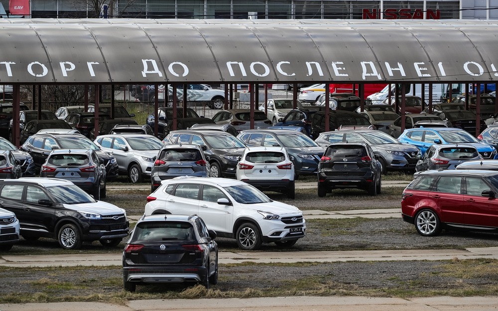 Автомобили на стоянке у автосалонов в Кунцево, Москва, апрель 2020 года
