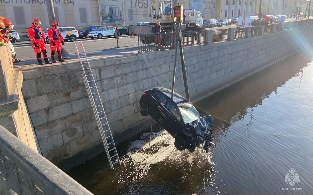 Машину с людьми вытащили из воды в центре Петербурга