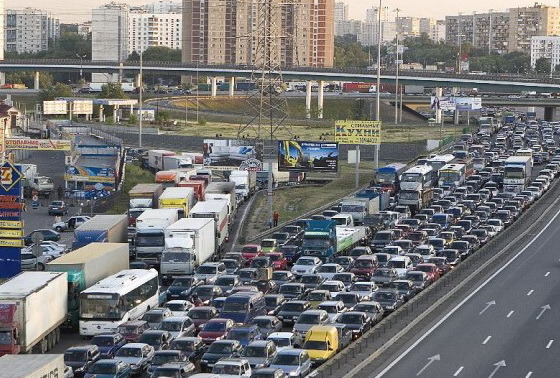 Грузовики с продуктами пообещали пускать в Москву днем