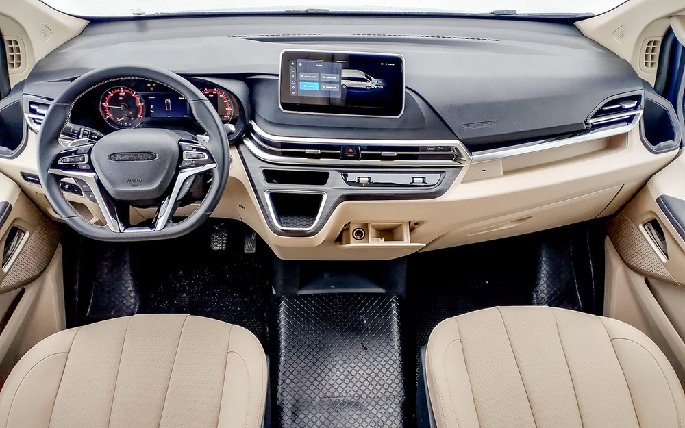 Приборная панель современная, с сенсорным блоком климат-контроля, портами USB-A и USB-C. Руль регулируется только по углу наклона. На холостых оборотах при -8 ºC на улице индикатор температуры антифриза лежит на нижней отметке, но из дефлекторов по всему салону идет теплый воздух. По умолчанию отопитель и кондиционер один, однако по заказу Промтех установит отдельный для задней части салона - конечно, за доплату.