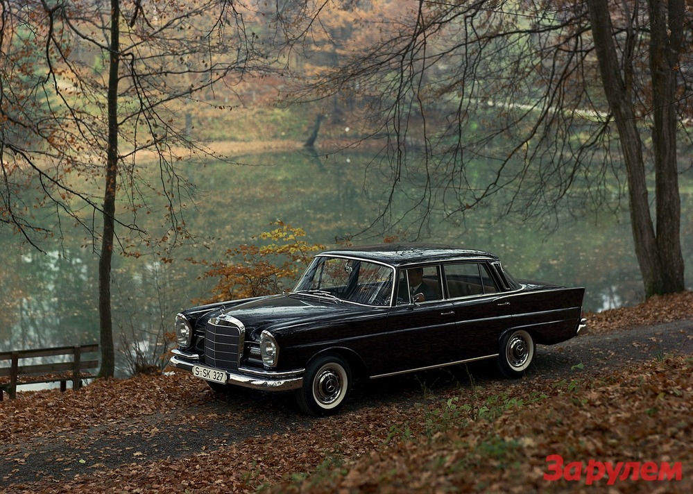 Mercedes-Benz 220SE b (W111/3) выпускался с 1959 по 1965 год. Автомобиль оснащался рядным шестицилиндровым мотором рабочим объемом 2,2 л с впрыском. Мощность - 120 л.с. при 4800 об/мин. Автоматическая трансмиссия увеличивала снаряженную массу автомобиля - на 40 кг (1420 кг) и паспортный расход топлива - на 1 л (15 л/100 км)