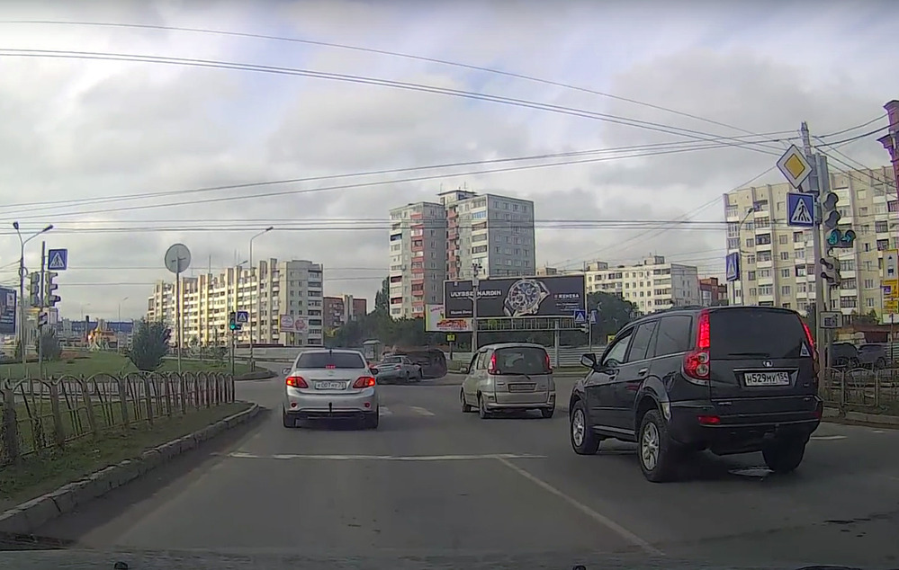 Зазевавшийся водитель идет на таран с переворотом (ВИДЕО)