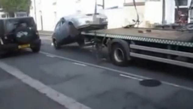 Водитель ухитрился угнать автомобиль с платформы эвакуатора (ВИДЕО)