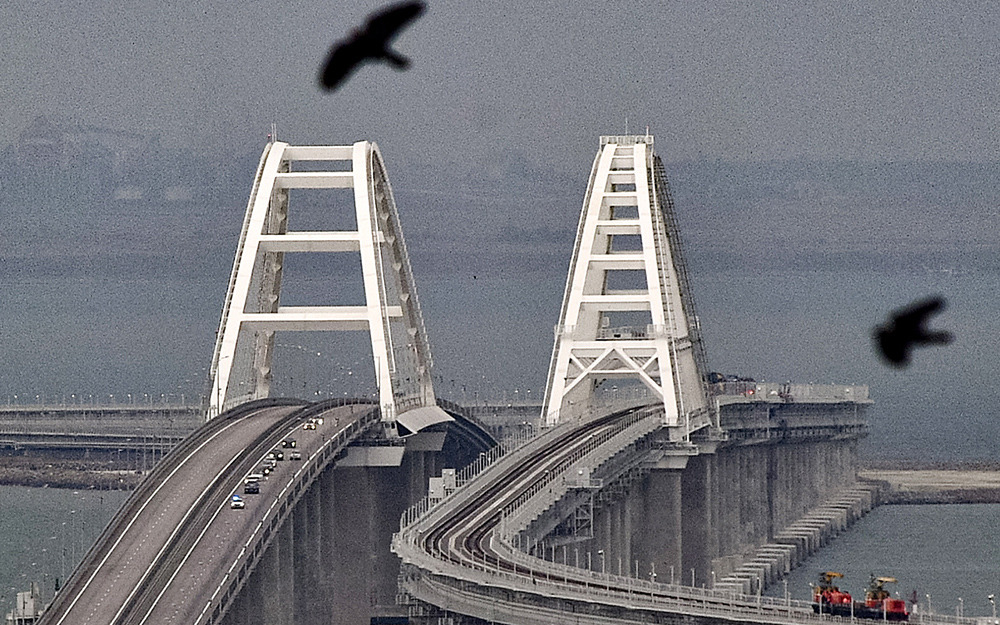 Стало известно, когда восстановят движение грузовиков по Крымскому мосту