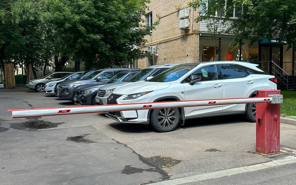 Новая функция «Парковок России» - нажал, и шлагбаум у дома откроется