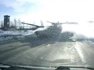 На Урале автомобилист не поделил дорогу с танкистом