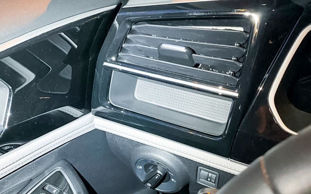 Jetta VS5 предлагает множество укромных уголков для хранения мелочей.