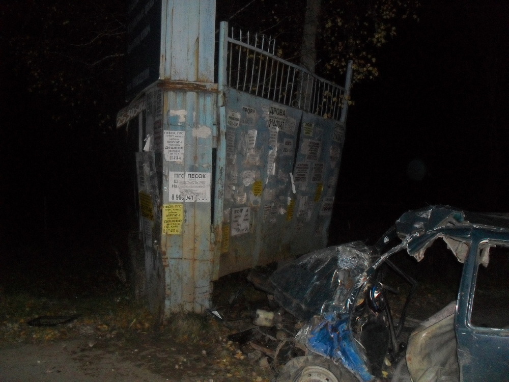 «Ока» с 9 подростками врезалась в столб в Татарстане