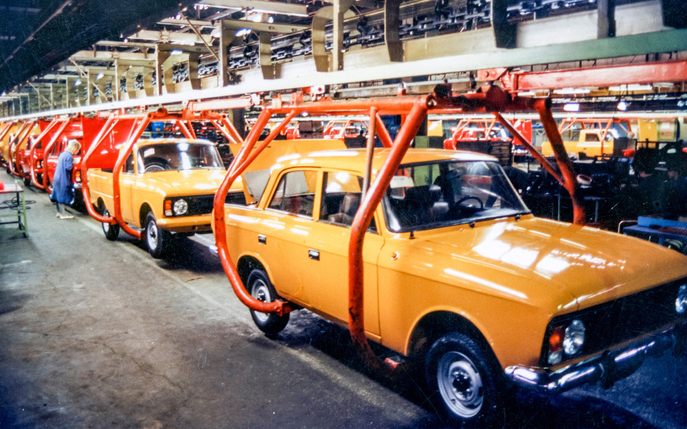 На ижевском конвейере Москвич-412-028 - последняя версия знаменитой модели.