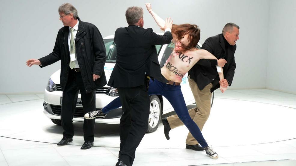 Полуголые активистки Femen устроили акцию на стенде Volkswagen в Ганновере