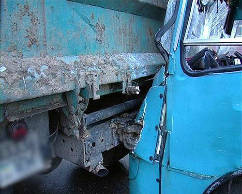 Столкновение автобуса с грузовиком: 10 погибших, 23 раненых