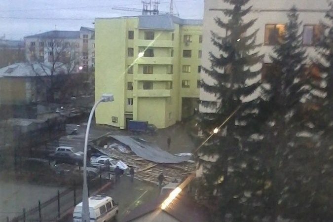 В Кемерово упавшая крыша ГУ МВД раздавила 12 автомобилей