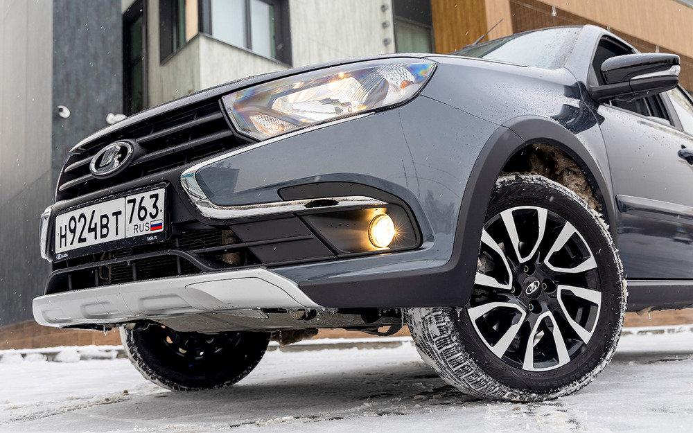 Гранту в исполнении Active Cross «обувают» исключительно в 15‑дюймовые легкосплавные колеса. Комплектация Comfort с 90‑сильным мотором стоит 1,21 млн рублей, Enjoy со 106‑сильным - 1,39 млн рублей. Кросс-универсал дешевле на 10-20 тысяч, обычный лифтбек - на 67-75 тысяч рублей.