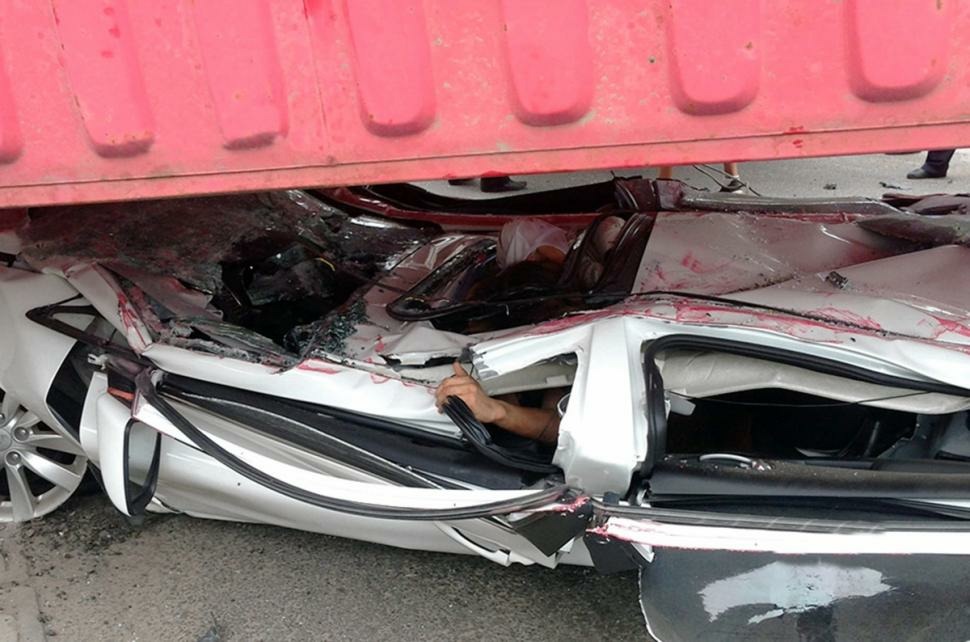 Водитель и пассажир выжили в раздавленном контейнером автомобиле