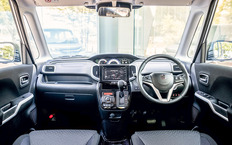 Официально продававшиеся в России Suzuki (Solio не предлагался) были простовато оснащены. Для японского рынка наполнение очень щедрое - различной электроники много. А вот обогрева зеркал может и не быть.