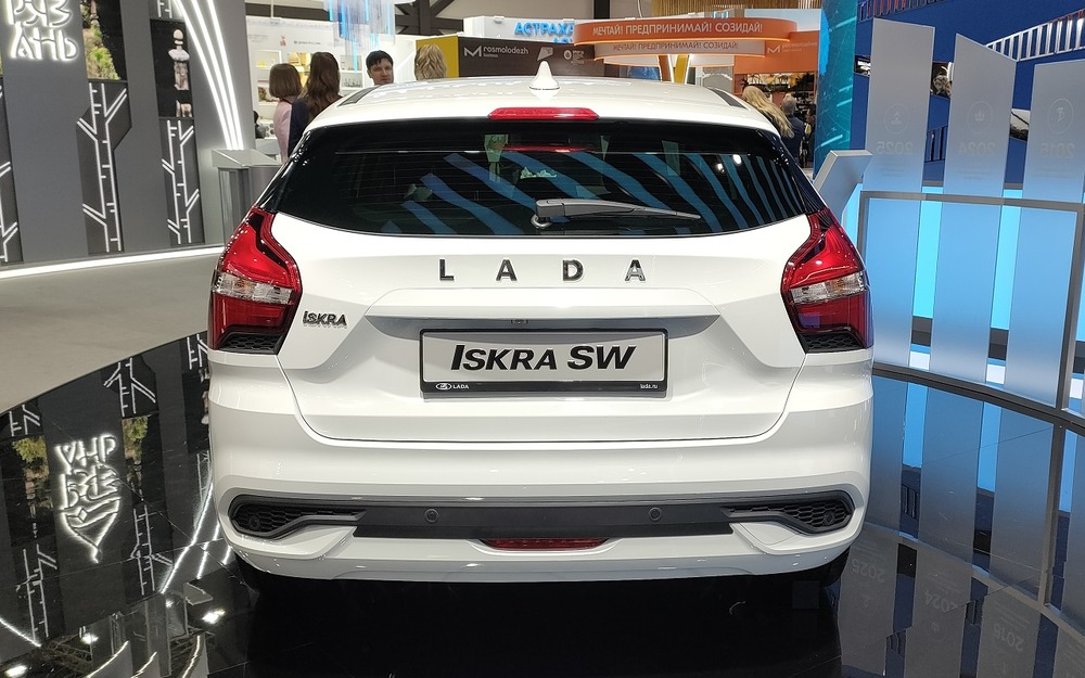 Lada Iskra SW на ПМЭФ-2025: самое интересное - в багажнике!