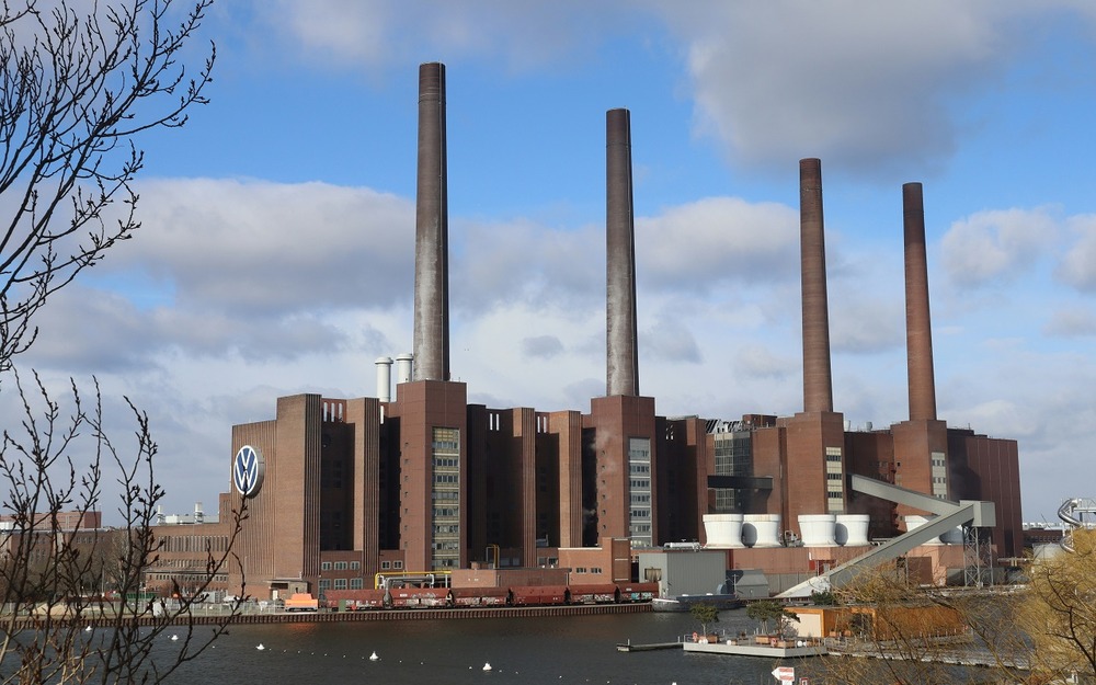 Volkswagen останавливает два завода в Германии и сокращает объемы производства