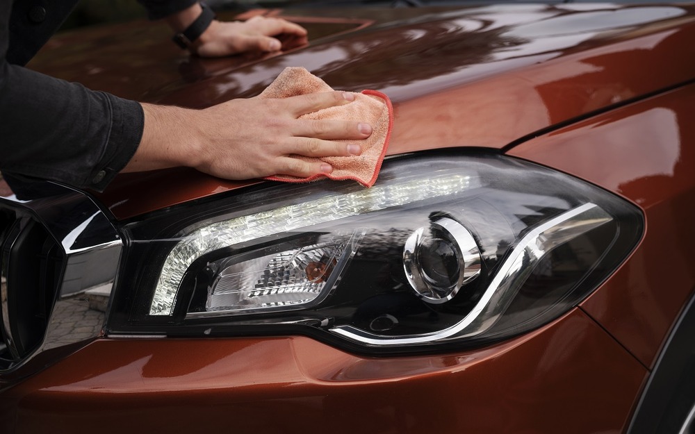 С помощью этого лайфхака вы вернете фарам прозрачность за 15 рублей