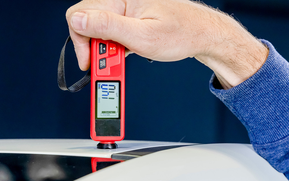 Лакокрасочное покрытие прочное, толщиной около 150 мкм - не каждый прилетевший камешек оставляет скол, да и тот не сразу коричневеет. Все наружные элементы, включая панель крыши, оцинкованы - коррозии даже на уязвимых местах не наблюдается долго.