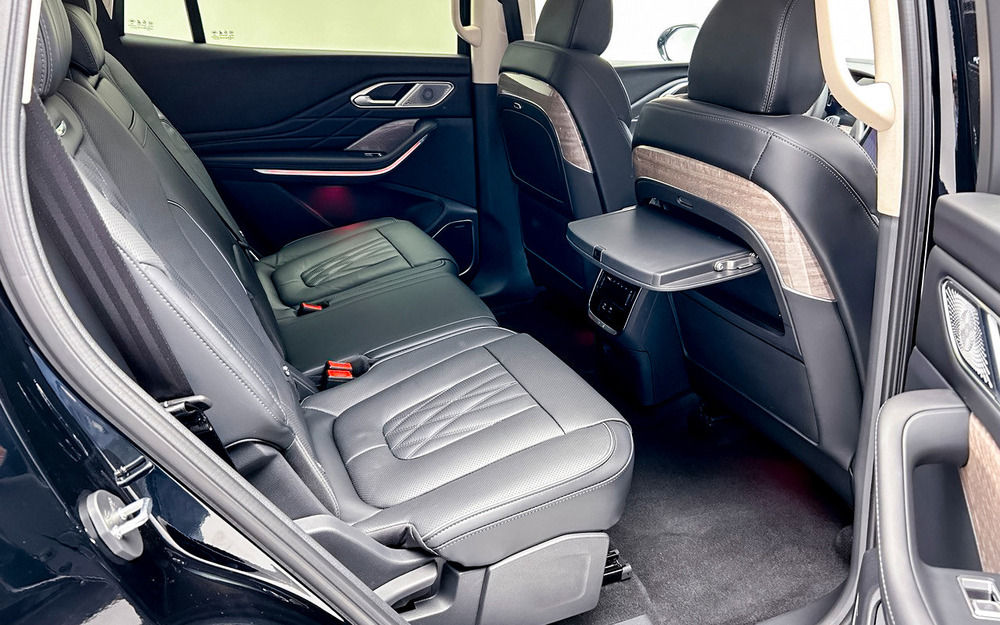 Второй ряд приютит даже Гулливера.