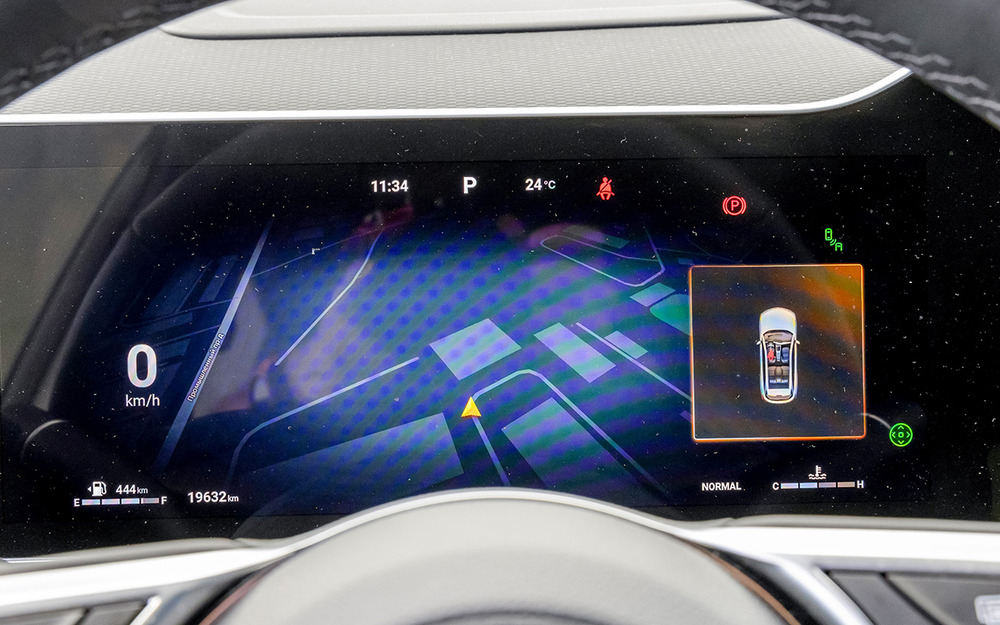 Карту Яндекс Навигатора можно вывести на дисплей комбинации приборов. А в топовой комплектации подсказки транслируются и на проекционный экран.