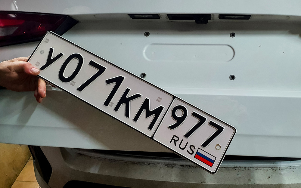 У «китайцев» четыре отверстия крепления номера расположены по углам прямоугольника 115×225 мм, а у нас - два отверстия на рассто­янии 480 мм по горизонтали.