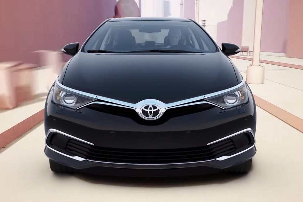 Toyota засветила обновленный седан Corolla (ВИДЕО)