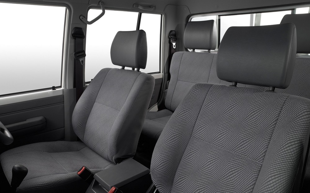 Интерьер Toyota Land Cruiser 79