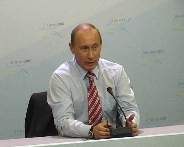 Владимир Путин поручил правительству до 1 октября представить предложения об источниках финансирования и механизма реализации проектов строительства Центральной кольцевой автодороги (ЦКАД), а также ж/д скоростной магистрали Москва - Казань и  модернизации Транссиба. 