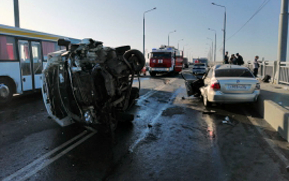 Приступ и выезд на встречку - в ДТП на мосту пострадали 10 человек