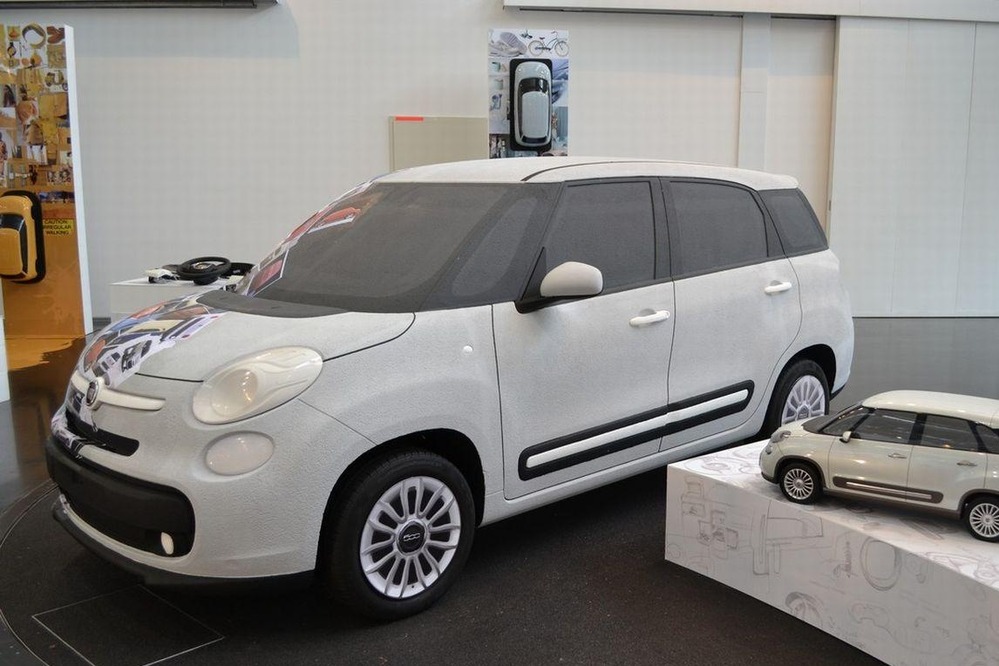 Появились новые изображения семиместного компактвэна Fiat 500XL