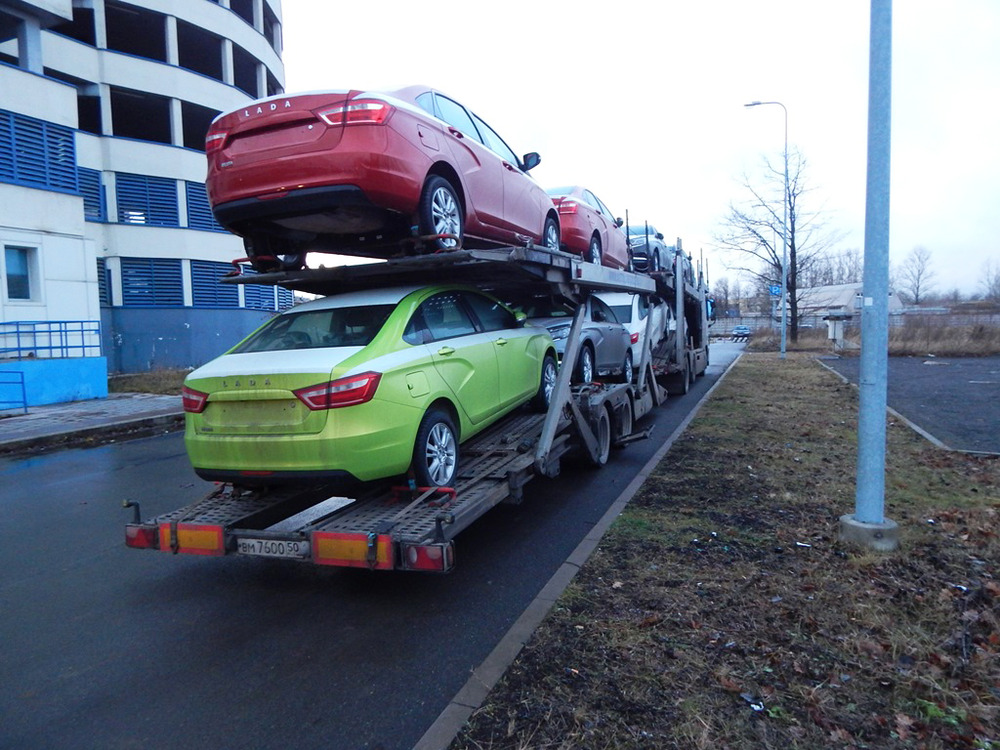 Lada редко носит черный