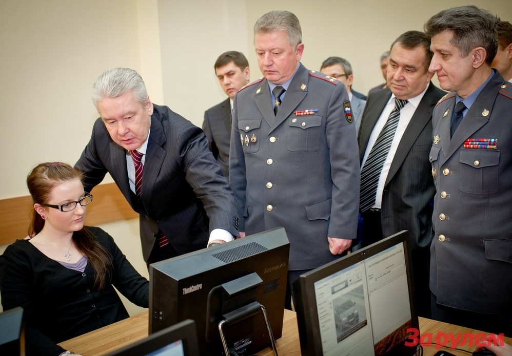 Сергей Собянин учит молодую сотрудницу  Ситуационного центра вычислять нарушителей