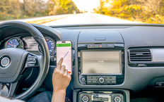 Как закрепить смартфон в машине - выбираем лучший способ под свои задачи