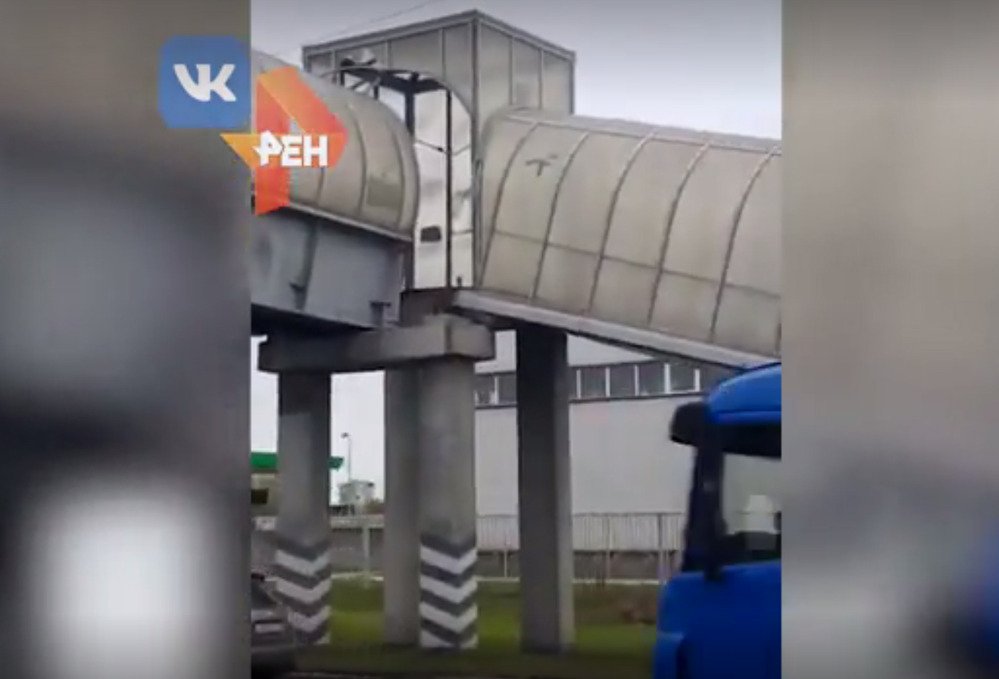 В Подмосковье грузовик врезался в пешеходный мост
