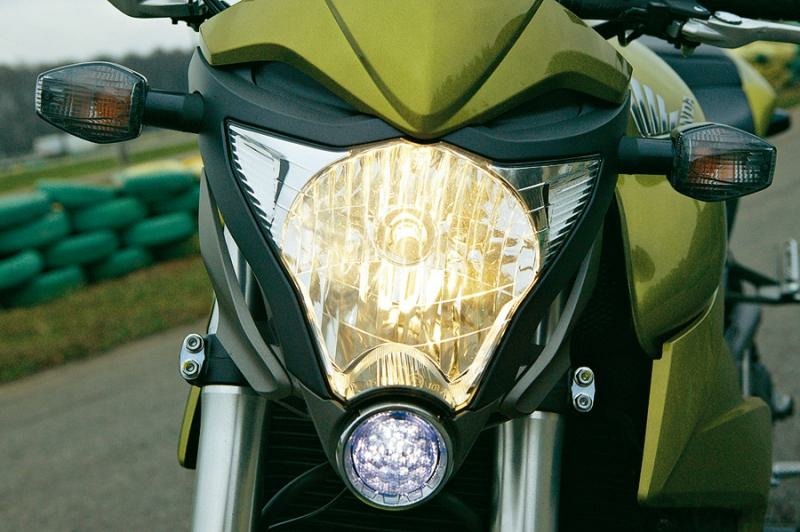 Насекомообразная головная оптика Honda CB 1000R дает отличный свет, а ещё несет уникальный , не пересекающийся ни с каким другими моделями дизайн.