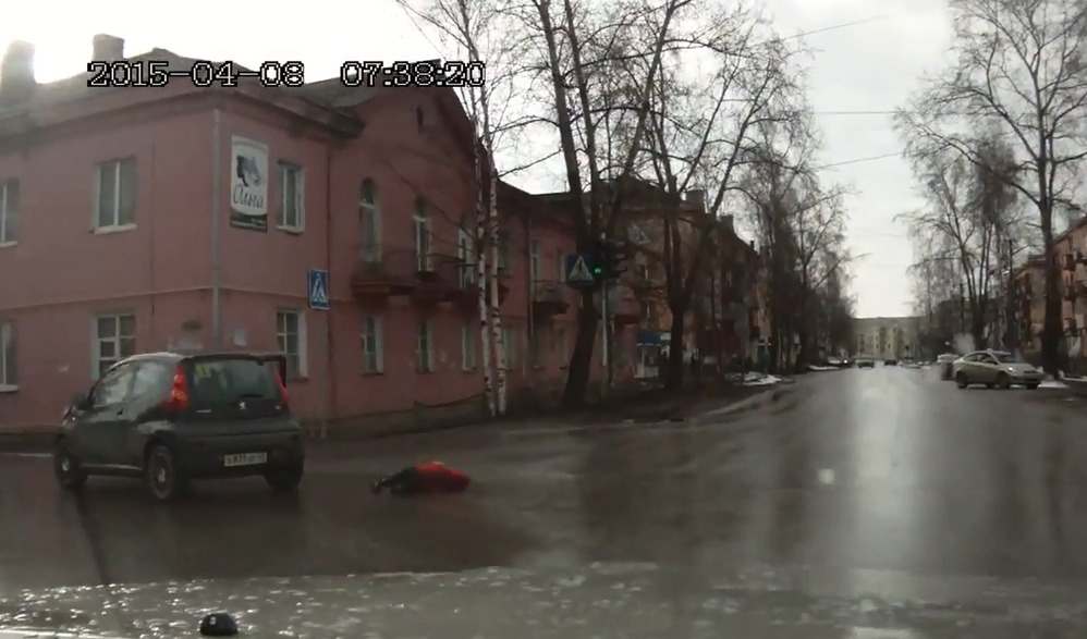У мамаши-автомобилистки ребенок выпал из машины (ВИДЕО)