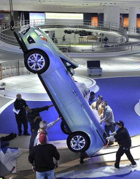 Ford C-Max подвешивают на стену для лучшей наглядности интерьера
