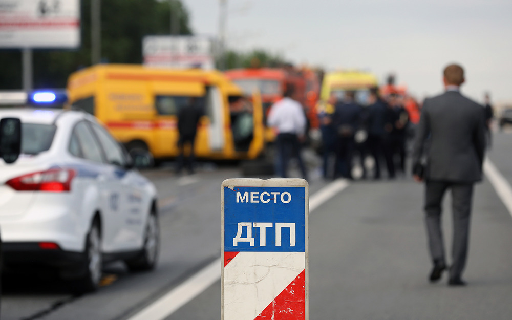 Автобус сбил людей на переходе