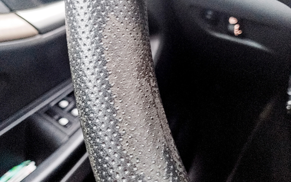 Пластиковая баранка начала шелушиться в нижней левой четверти, где контакт с рукой почти постоянный.