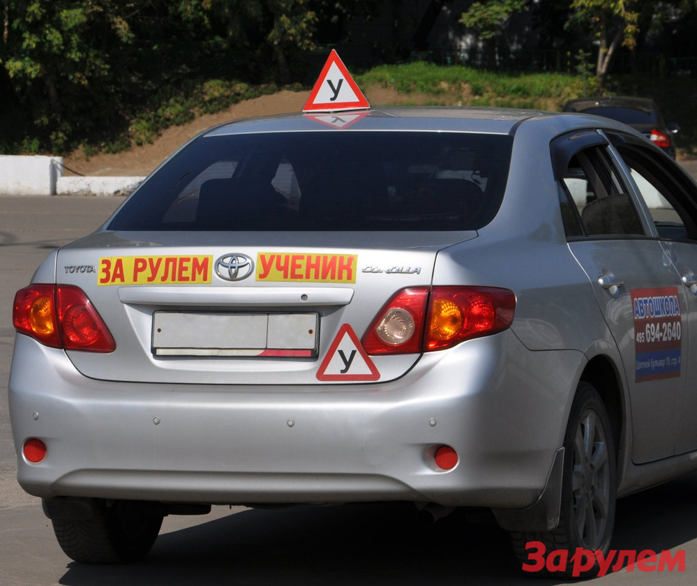 Забудьте слово «автолюбитель»: в новом году поголовно все курсанты автошкол будут выпускаться профессионалами. Так велит проект приказа Минобразования. Многие преподаватели автошкол, работающие на пространстве от Калининграда до Приморского края, отреагировали протестами, послали президенту страны коллективное письмо за двумястами подписями: многие нововведения - против смысла … Вчера в Общественной палате РФ обсудили новые автошкольные программы. Что не так?