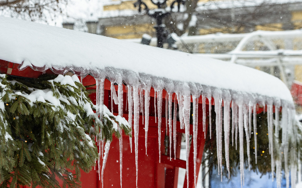 Глыба с крыши повредила машину: эксперт рассказал, как заставить коммунальщиков заплатить