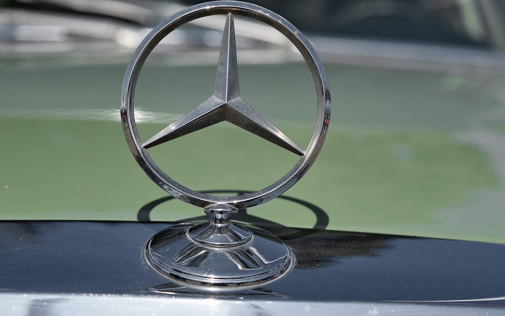Вышел из машины, а она поехала: Mercedes отзывает более 300 тысяч авто