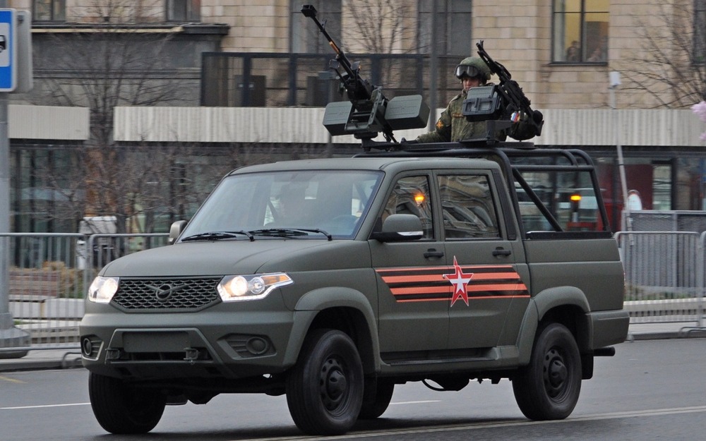 На Параде Победы зрителям представили Есаул 39461 без бронирования, но вооруженный сразу двумя «стволами». Это пулеметы Печенег (7,62 мм) и крупнокалиберный Корд (12,7 мм).