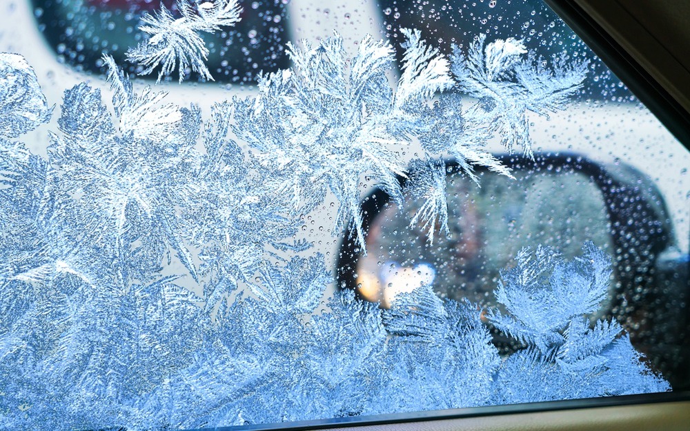 Соблюдение этих простых правил избавит стекла машины от замерзания изнутри