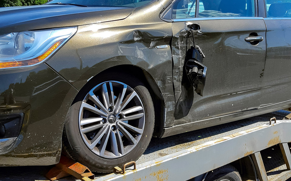 Семью из трех человек отправили в колонию за автоподставы