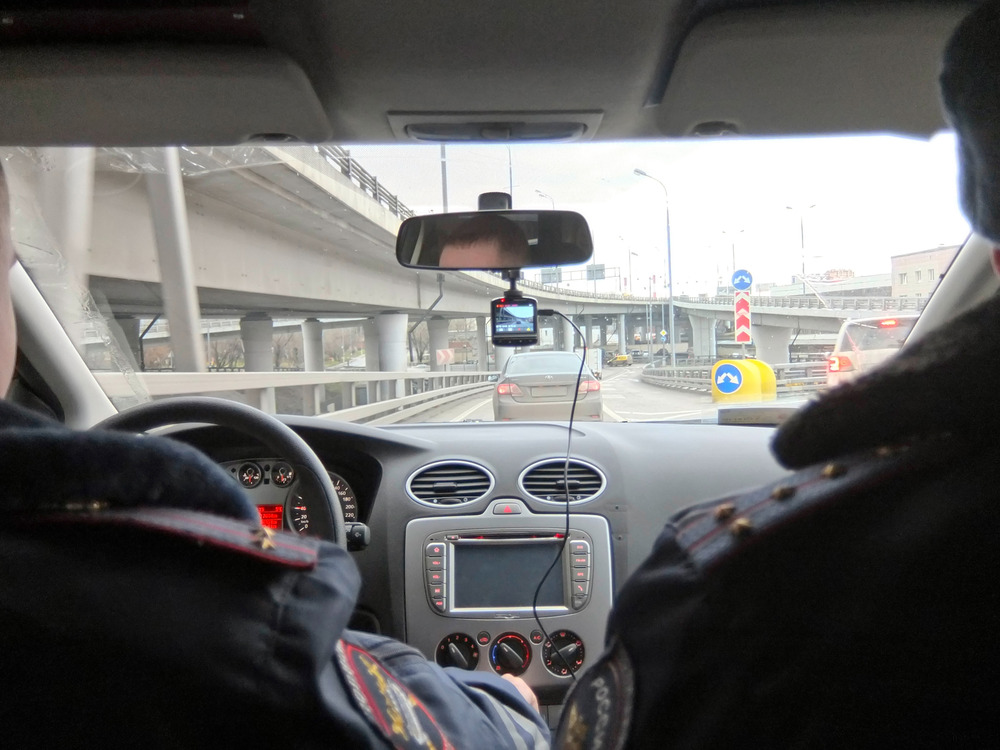 Штраф в 5000 рублей и лишение прав на 1,5 года - почему не стоит обгонять машину ДПС