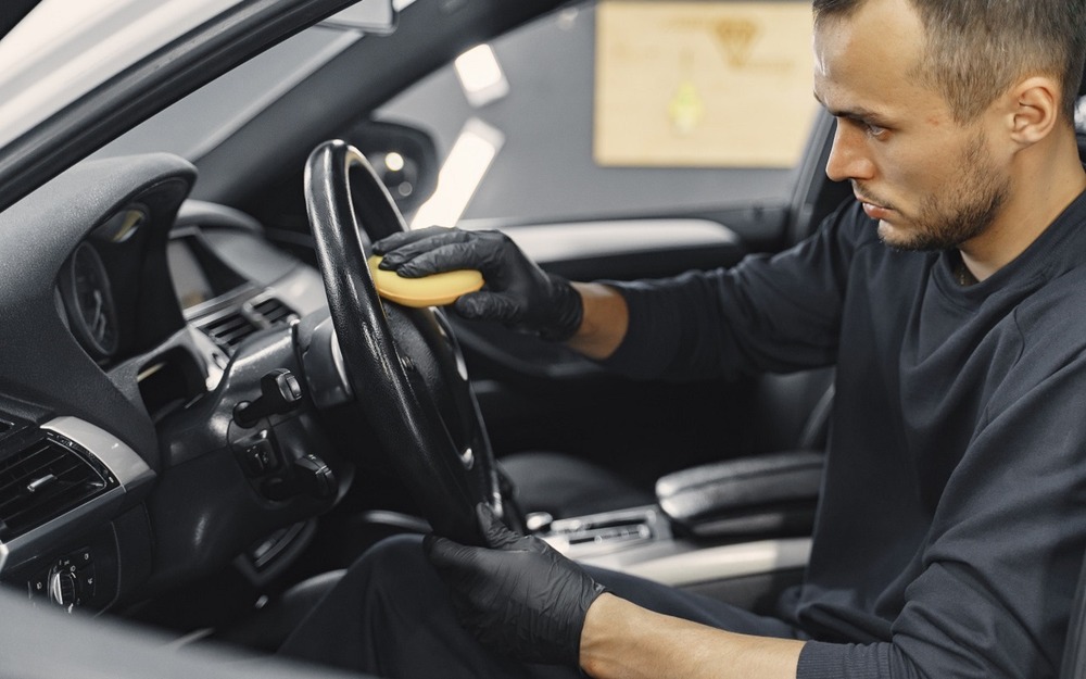 Как очистить руль от жирного налета и сохранить ощущение нового автомобиля