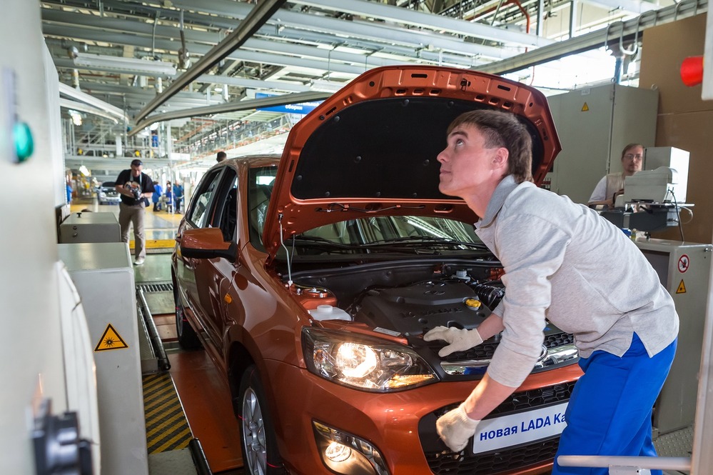 Выпуск легковых автомобилей в октябре снизился на четверть