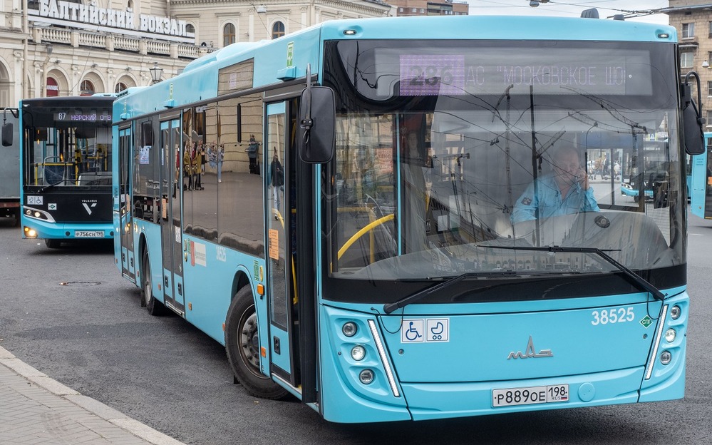 Опасный выход: женщина покинула автобус нетрадиционным способом